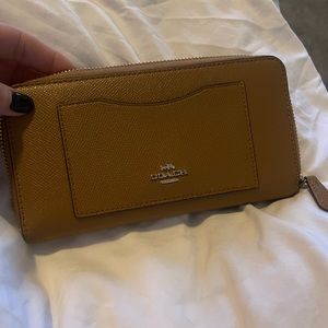 Tan Accordion Coach Wallet…new with out tags.